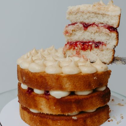 bolo de leite ninho e geleia de morango